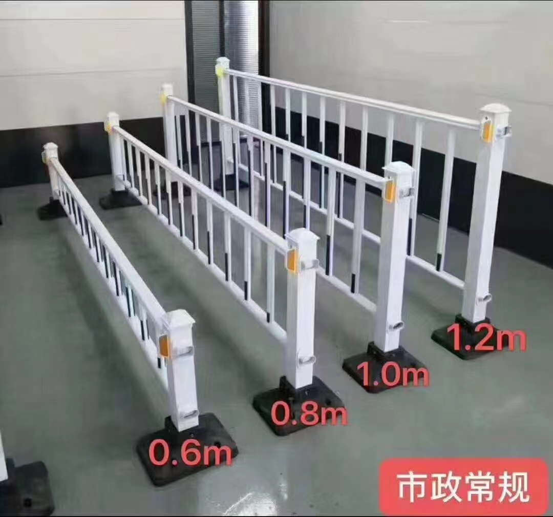 市政锌钢护栏,宽3.08米/片,高800mm,每片含一根立柱和一个高分子底座,3080*800*470mm-融创集采商城